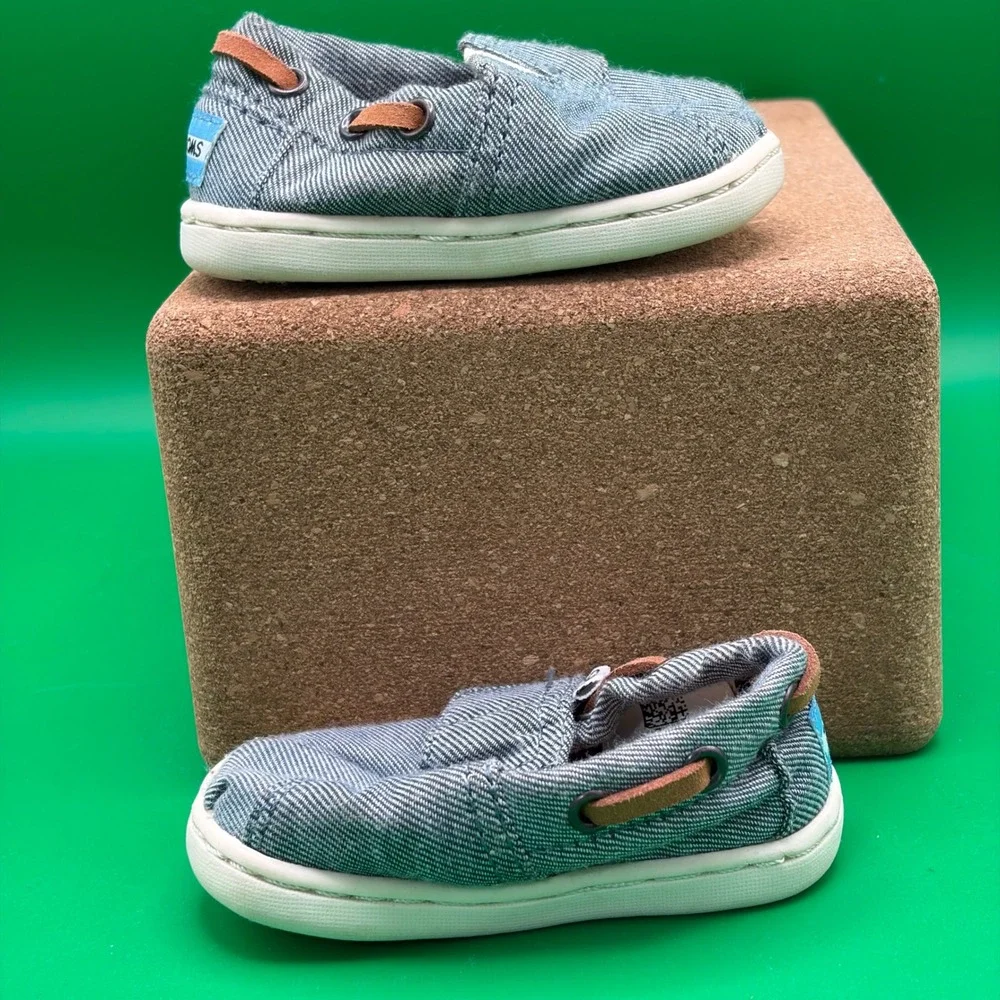 TOMS Tiny Lenny Boat Shoes Infant 2 Blue Chambray Hook Loop Slip On Nautical EUC